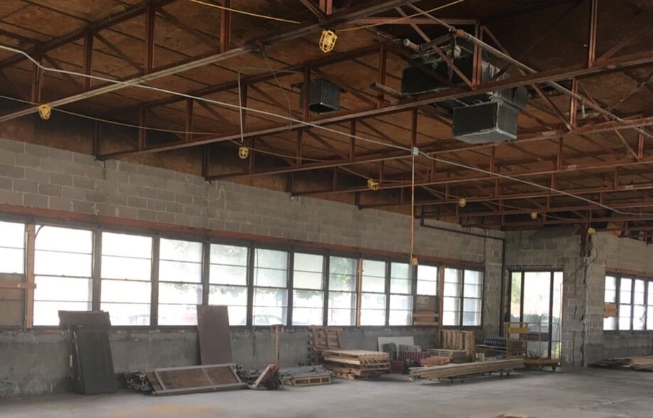 More Photos Of 4440 W Montrose Ave, Chicago Light Manufacturing For Lease