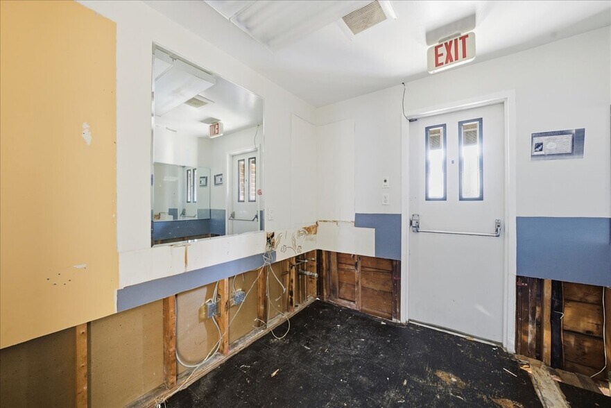 More Photos Of 2132 Central Park Ave, Yonkers Freestanding For Sale