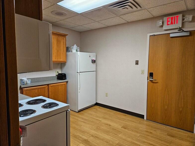 More Photos Of 4705 Towne Centre, Saginaw Office For Sale