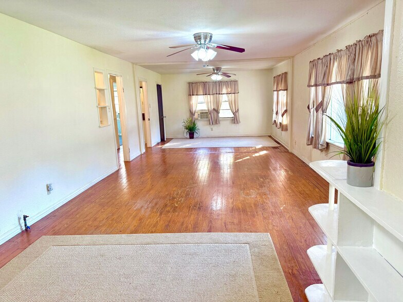 More Photos Of 9278 N Highway 77, Lexington Flex For Sale