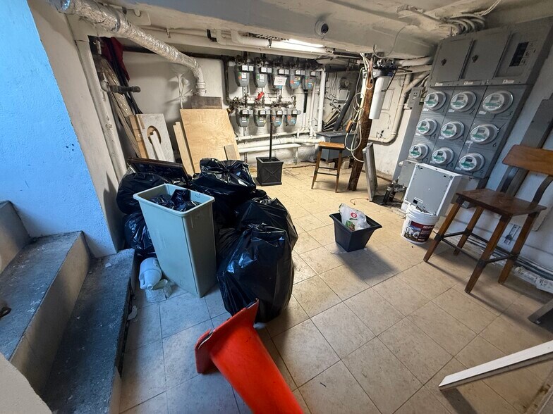 More Photos Of 496 Hudson St, New York Storefront Retail Residential For Lease