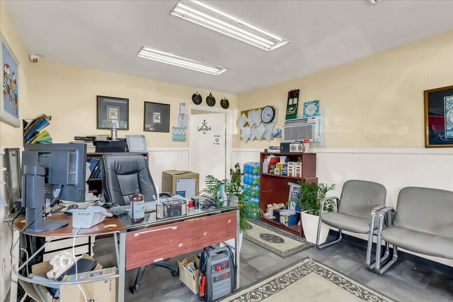 More Photos Of 8504 Hillcroft St, Houston Warehouse For Sale