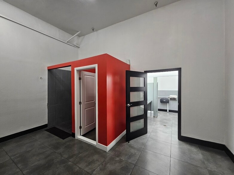 More Photos Of 400 W Pico Blvd, Los Angeles Health Club For Lease