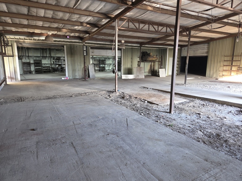 More Photos Of 2223 Hoffpauer Way, Sanger Manufacturing For Lease