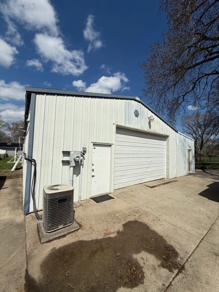 More Photos Of 16004 E 23rd St S, Independence Warehouse For Lease