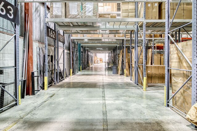 More Photos Of 2750 Av Francis-Hughes, Laval Warehouse For Lease