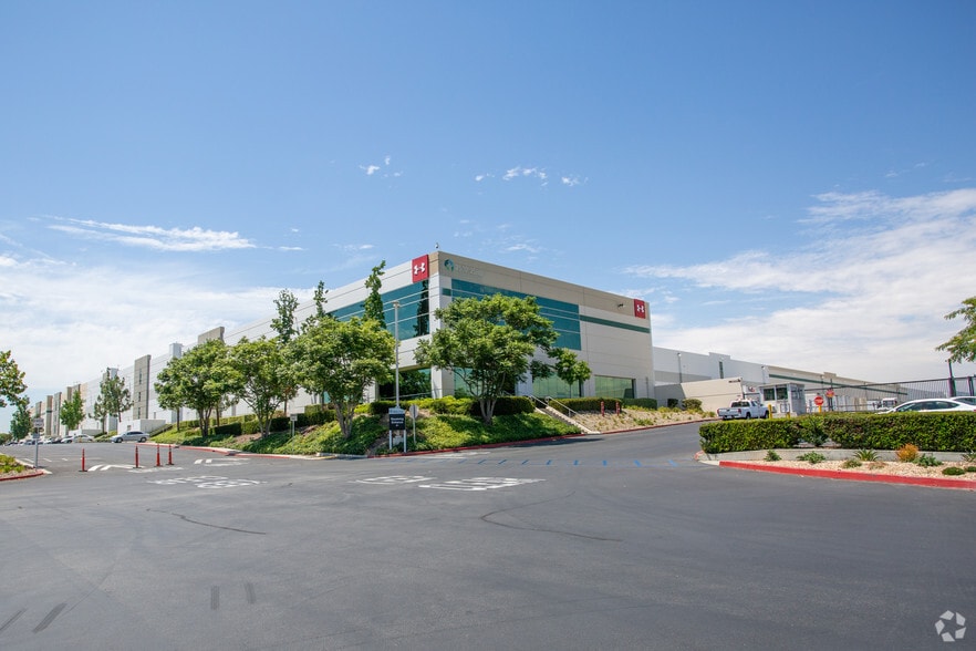 More Photos Of 2510-2580 W Walnut Ave, Rialto Distribution For Lease