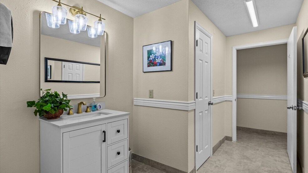 More Photos Of 1702 E Main St, Montrose Hotel For Sale