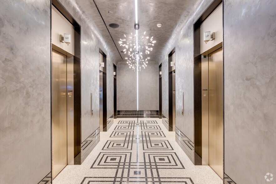 More Photos Of 121 W Wacker Dr, Chicago Office For Lease