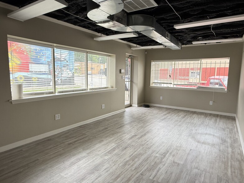 More Photos Of 1909 Quindaro Blvd, Kansas City Storefront Retail Office For Lease