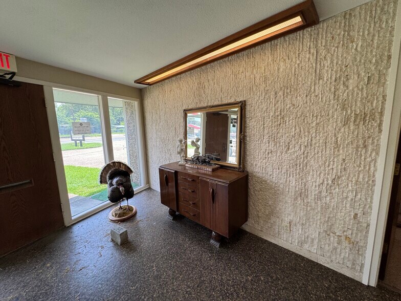 More Photos Of 1208 S Chestnut St, Lufkin Showroom For Sale