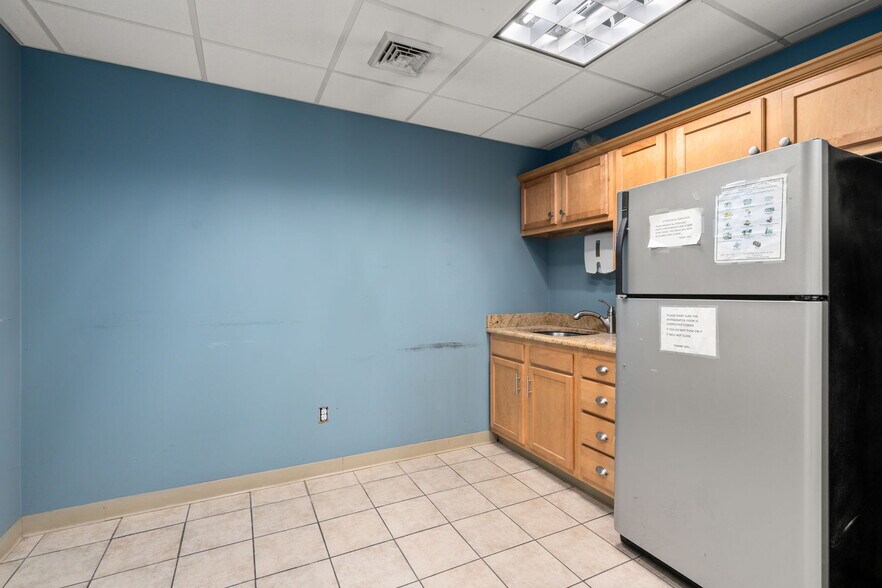 More Photos Of 109 Talcott Rd, West Hartford Manufacturing For Sale