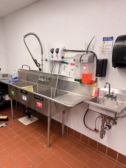 More Photos Of 1521 E Nob Hill Blvd, Yakima General Retail For Lease