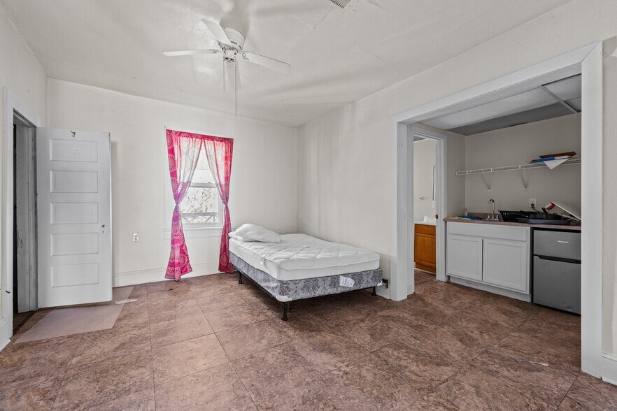 More Photos Of 421 Vine St, Eden Hotel For Sale