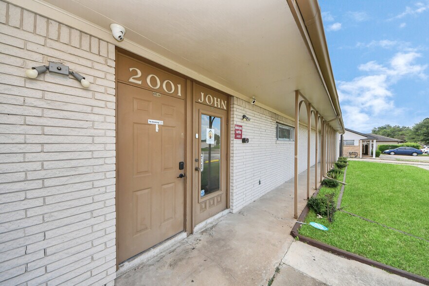 More Photos Of 2001 John St, Pasadena Office For Sale