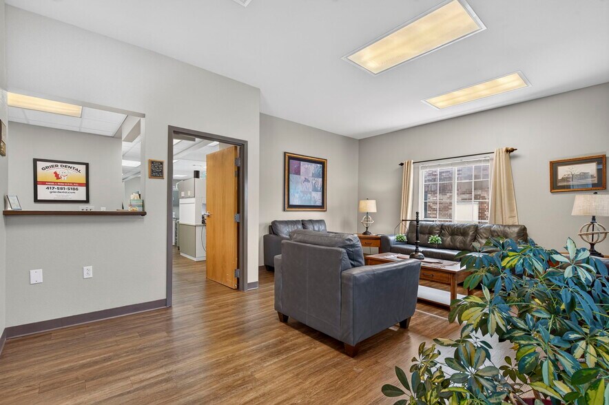 More Photos Of 1567 W Diane St, Ozark Office For Sale