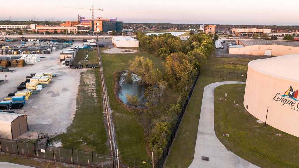 More Photos Of 2227 Gulf Fwy, League City Warehouse For Lease