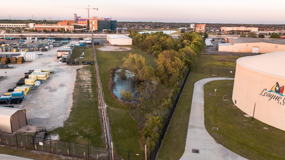 More Photos Of 2227 Gulf Fwy, League City Warehouse For Sale