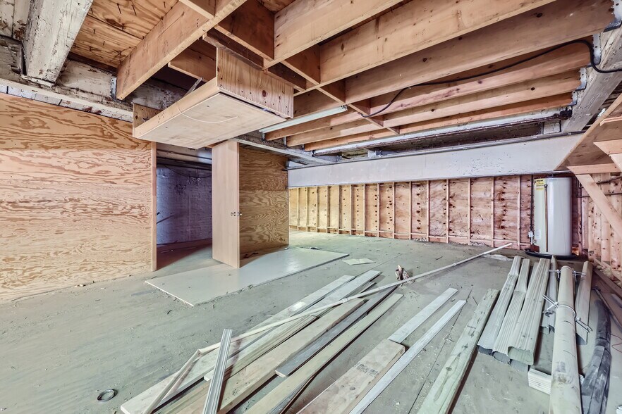 More Photos Of 2224 E Fayette St, Baltimore Warehouse For Lease