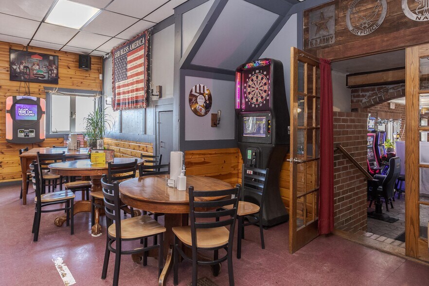 More Photos Of 119 N Lincoln St, Ransom Bar For Lease