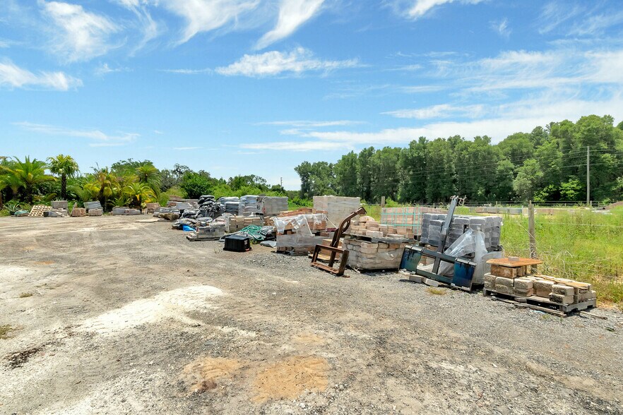 More Photos Of 8440 County Road 48, Yalaha Freestanding For Sale