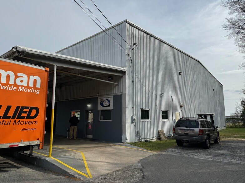 More Photos Of 126 Booker St, Warner Robins Warehouse For Sale