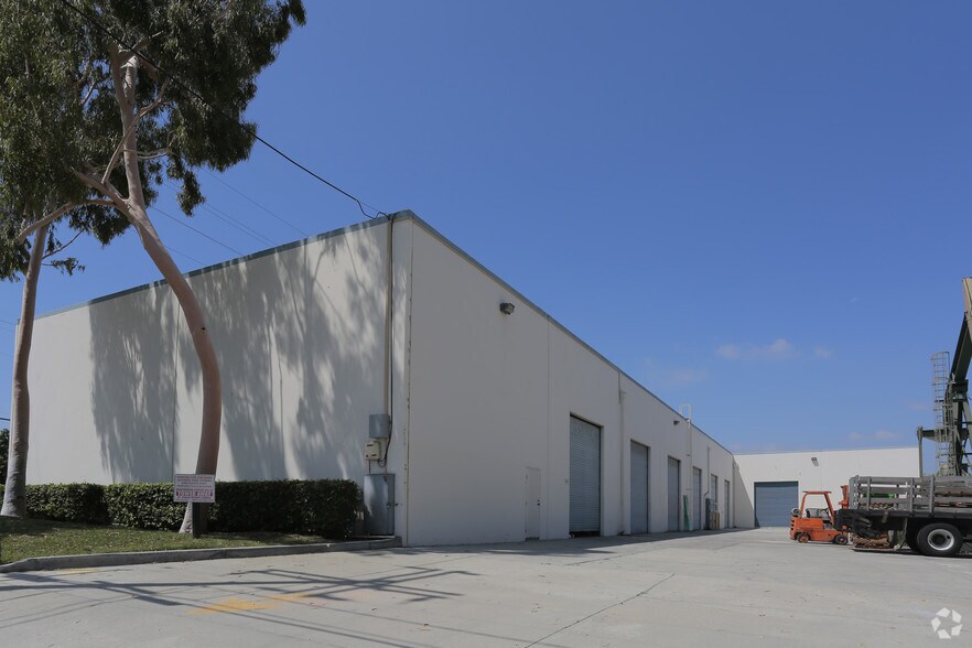 More Photos Of 1329-1399 E 28th St, Signal Hill Warehouse For Sale