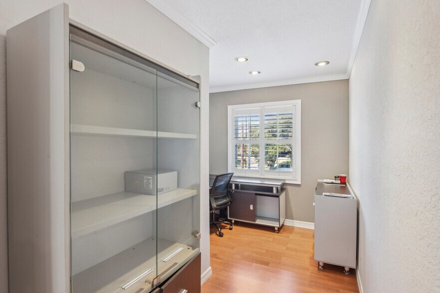 More Photos Of 4868 W Gandy Blvd, Tampa Office For Sale