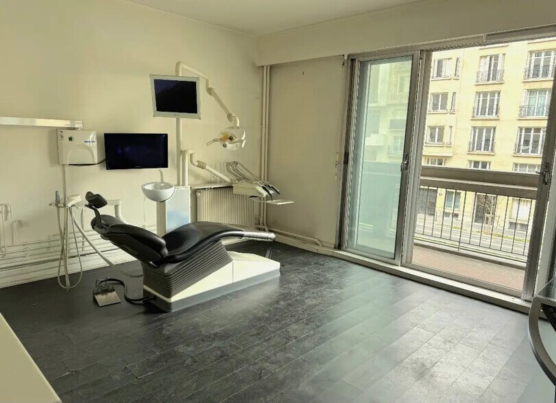 More Photos Of 47 Rue Guersant, Paris Office For Sale