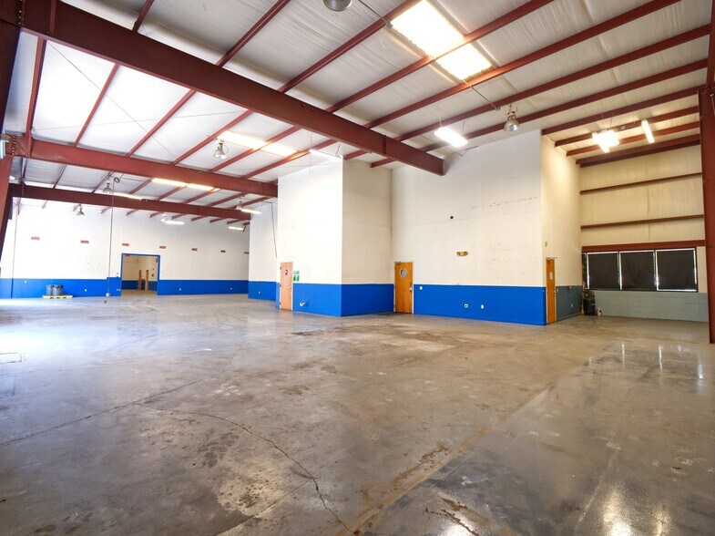 More Photos Of 402 Chairman Ct, DeBary Warehouse For Lease