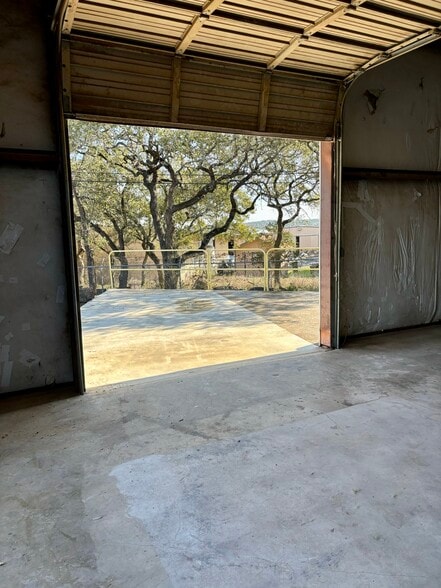 More Photos Of 2340 W R Larson Rd, San Antonio Manufacturing For Lease