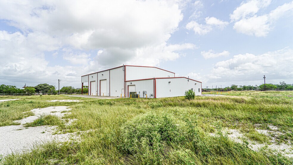 More Photos Of 5500 SW Moody St, Victoria Manufacturing For Sale