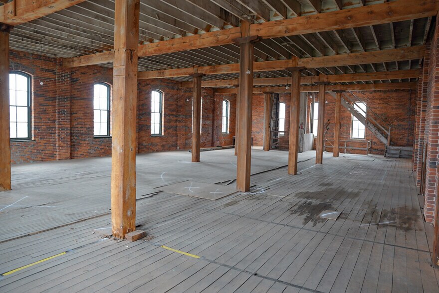 More Photos Of 160 N Main St, Mansfield Warehouse For Lease