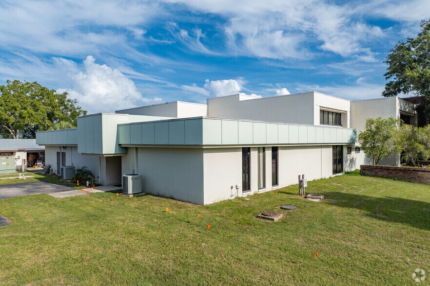 More Photos Of 2127 Grand Blvd, Holiday Light Distribution For Sale