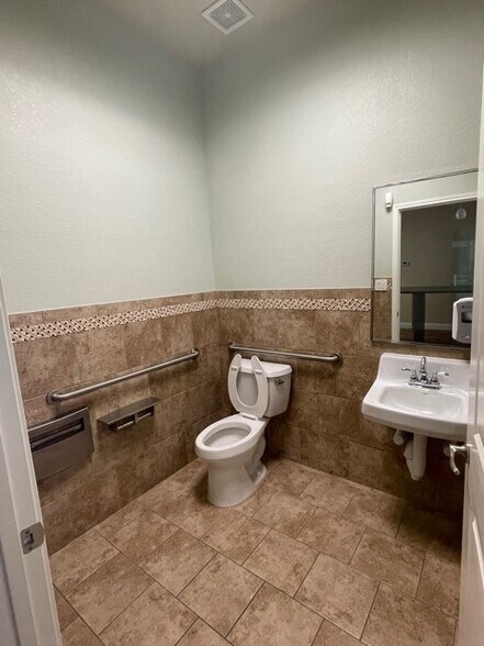 More Photos Of 1920 Corporate Dr, San Marcos Office For Sale