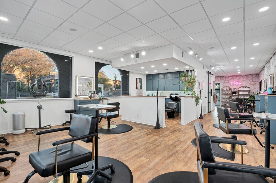 More Photos Of 1001 W 34th St, Austin Freestanding For Lease