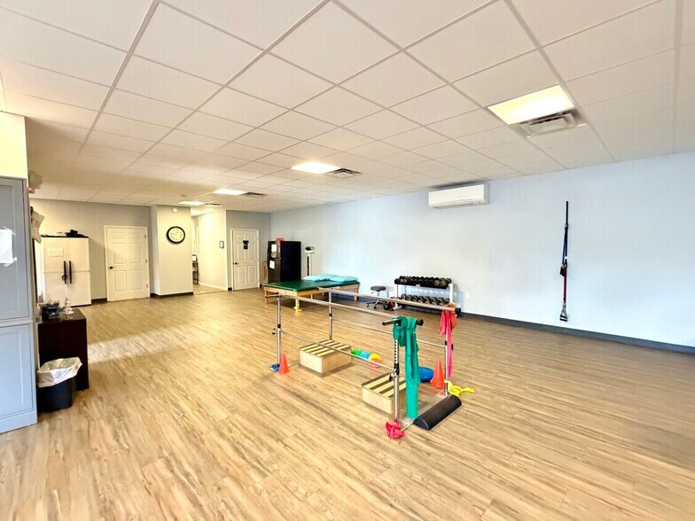 More Photos Of 627 8th St, Clermont Office For Lease