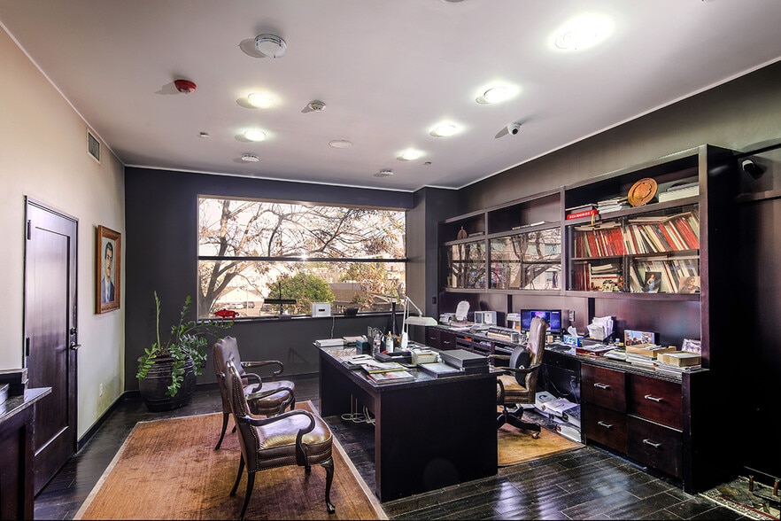 More Photos Of 13946 Ventura Blvd, Van Nuys Office For Lease