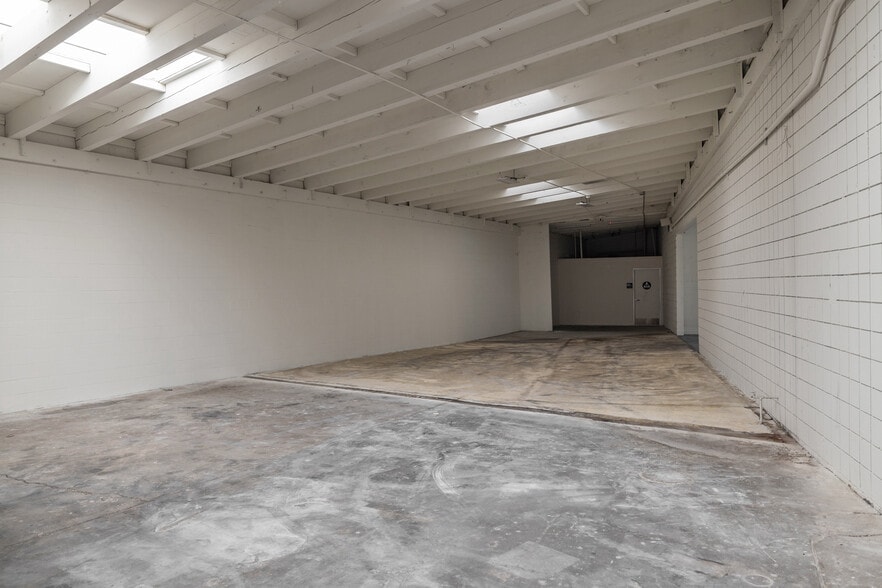 More Photos Of 1450-1454 Pomona Rd, Corona Industrial For Lease