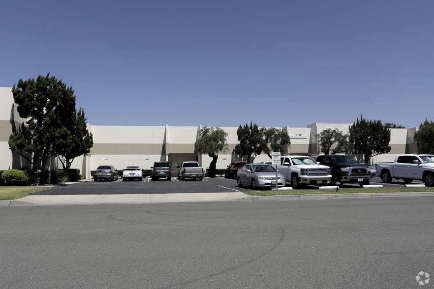 More Photos Of 13909-13929 Struikman Rd, Cerritos Warehouse For Lease