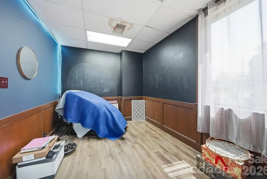 More Photos Of 47 Duke St, Granite Falls Bar For Sale