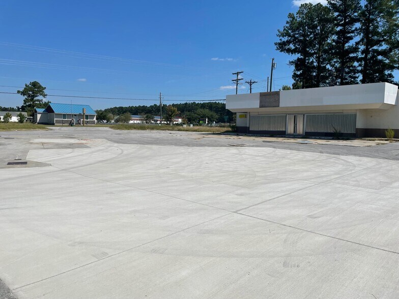 Primary Photo Of 3 Aragona Blvd, Jacksonville Convenience Store For Sale