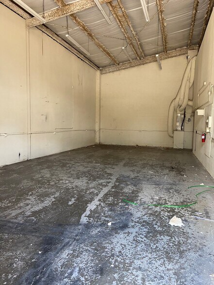 More Photos Of 10100 Clay Rd, Houston Manufacturing For Lease