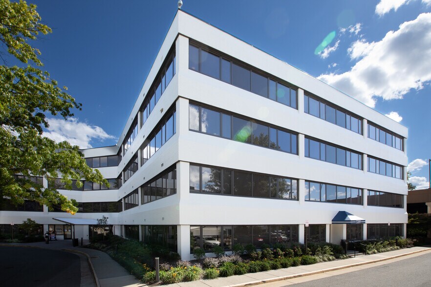 Primary Photo Of 3289 Woodburn Rd, Annandale Medical For Lease