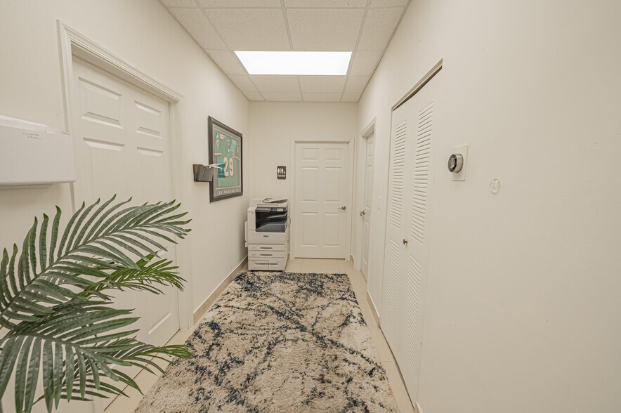 More Photos Of 20810-20818 W Dixie Hwy, Miami Medical For Sale