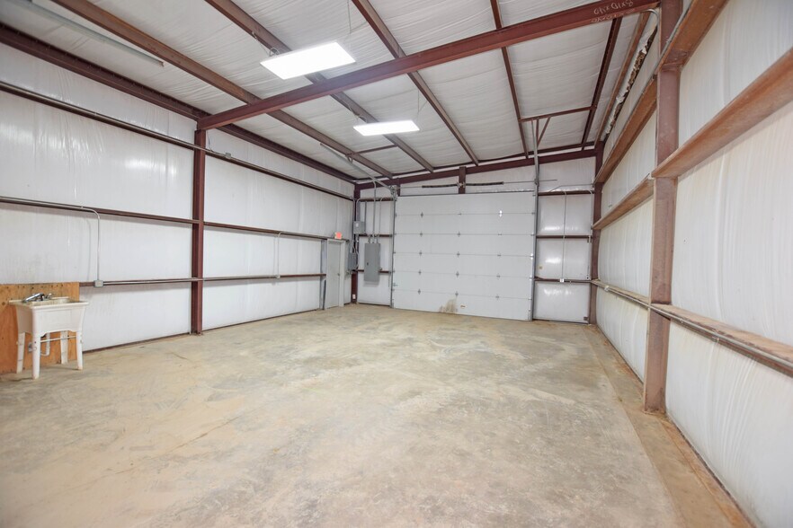 More Photos Of 302 Industrial Ave, Odessa Warehouse For Sale