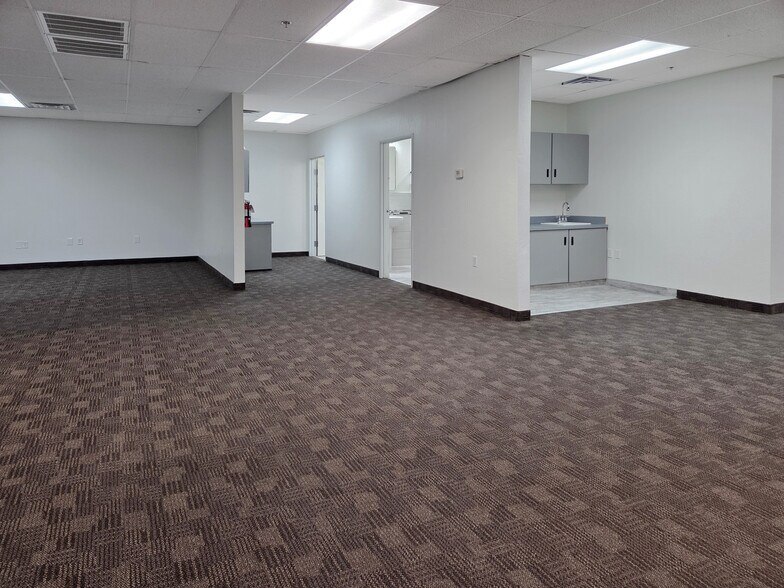 More Photos Of 1929 W Lone Cactus Dr, Phoenix Light Distribution For Sale
