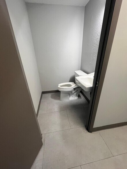 More Photos Of 9697 NE Jacksonville Rd, Anthony Bank For Lease