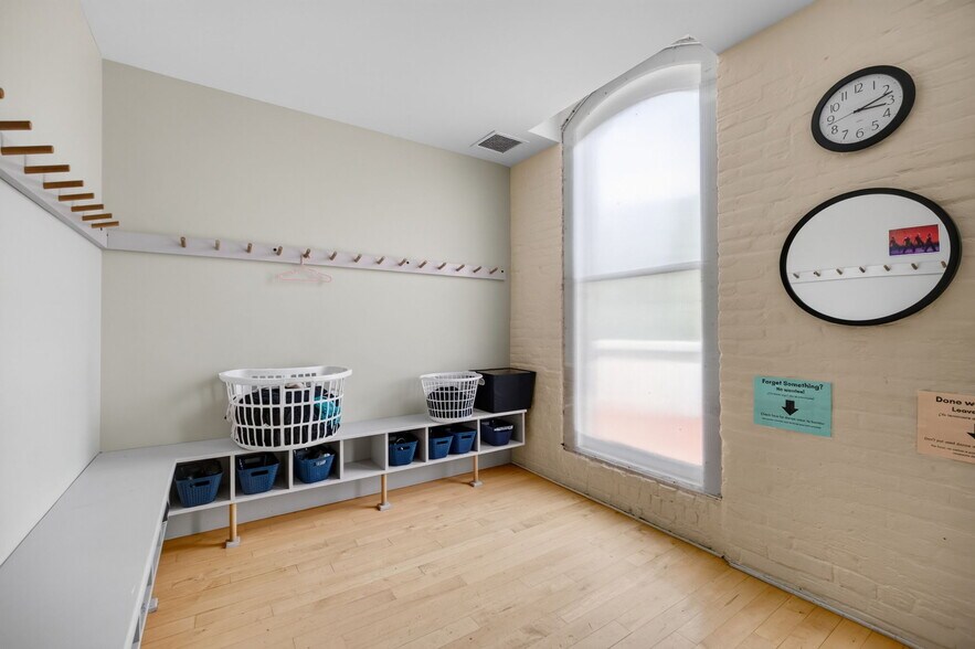 More Photos Of 420 Park St, Housatonic Flex For Sale