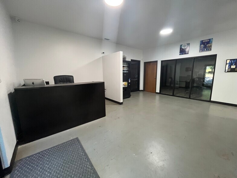 More Photos Of 5108 Wilson Rd, Fort Worth Flex For Lease